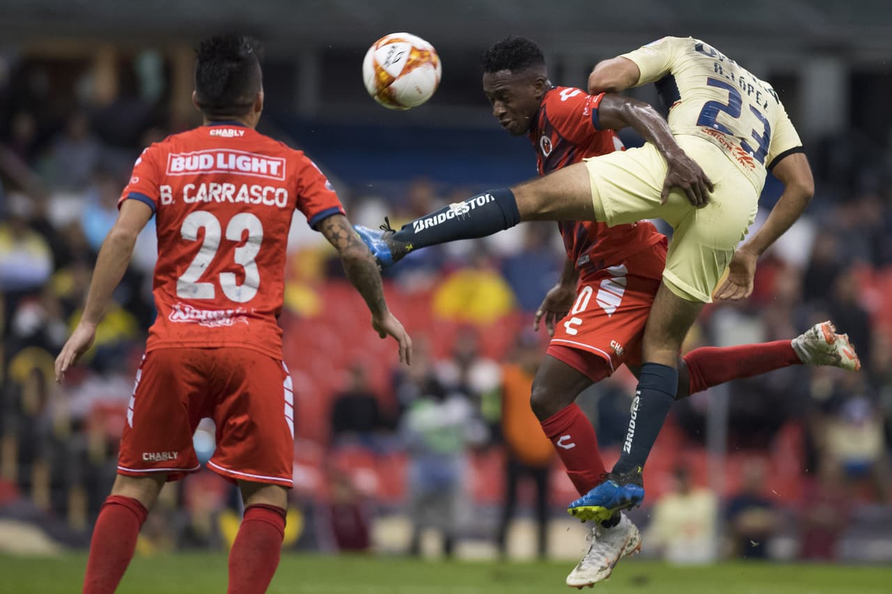 América lanzó su embestida aprovechando que tenía un jugador más y con la idea de sumar goles que le dieran el liderato del grupo.