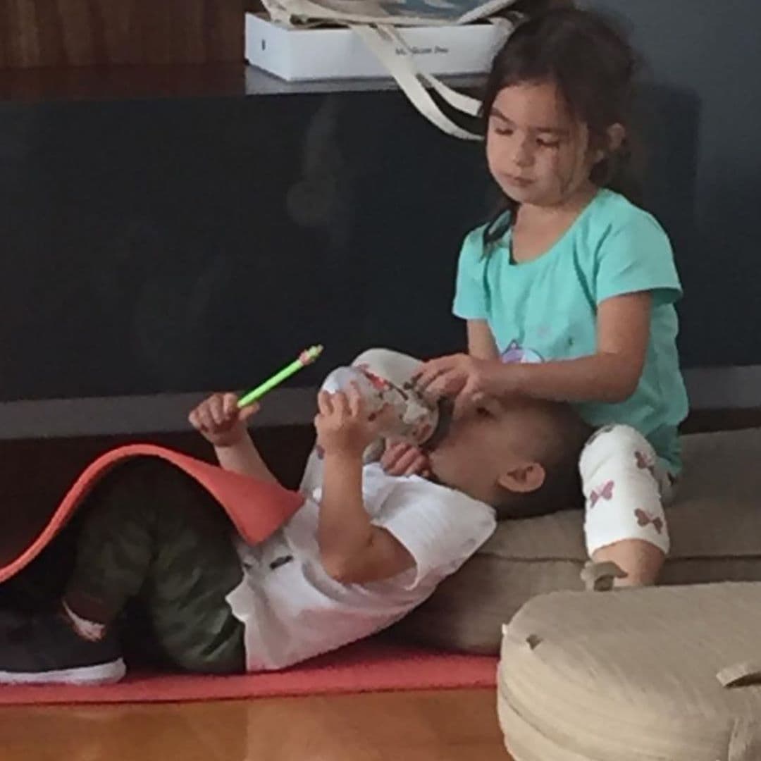 Hace unos días, Alan Tacher sorprendió a Michelle bridándole cuidados "de mamá" a su hermanito de 1 año 9 meses.