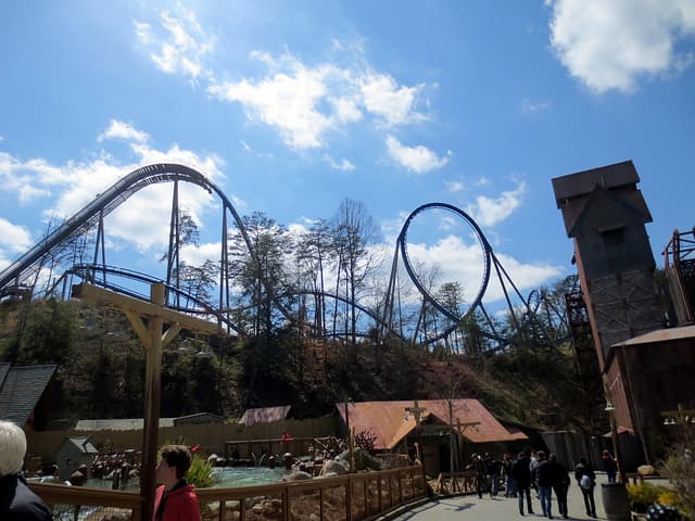 <b>18. Dollywood en Pigeon Forge, Tennessee.</b> Este parque, propiedad de la cantante de folk Dolly Parton es una de las mayores atracciones turísticas de Tennessee. Muchas de sus atracciones están inspiradas en la cultura de los Montes Apalaches del Sur de EEUU. Foto: 
<a href="https://www.flickr.com/photos/anjanettew/">anjanettew </a>/ flickr.