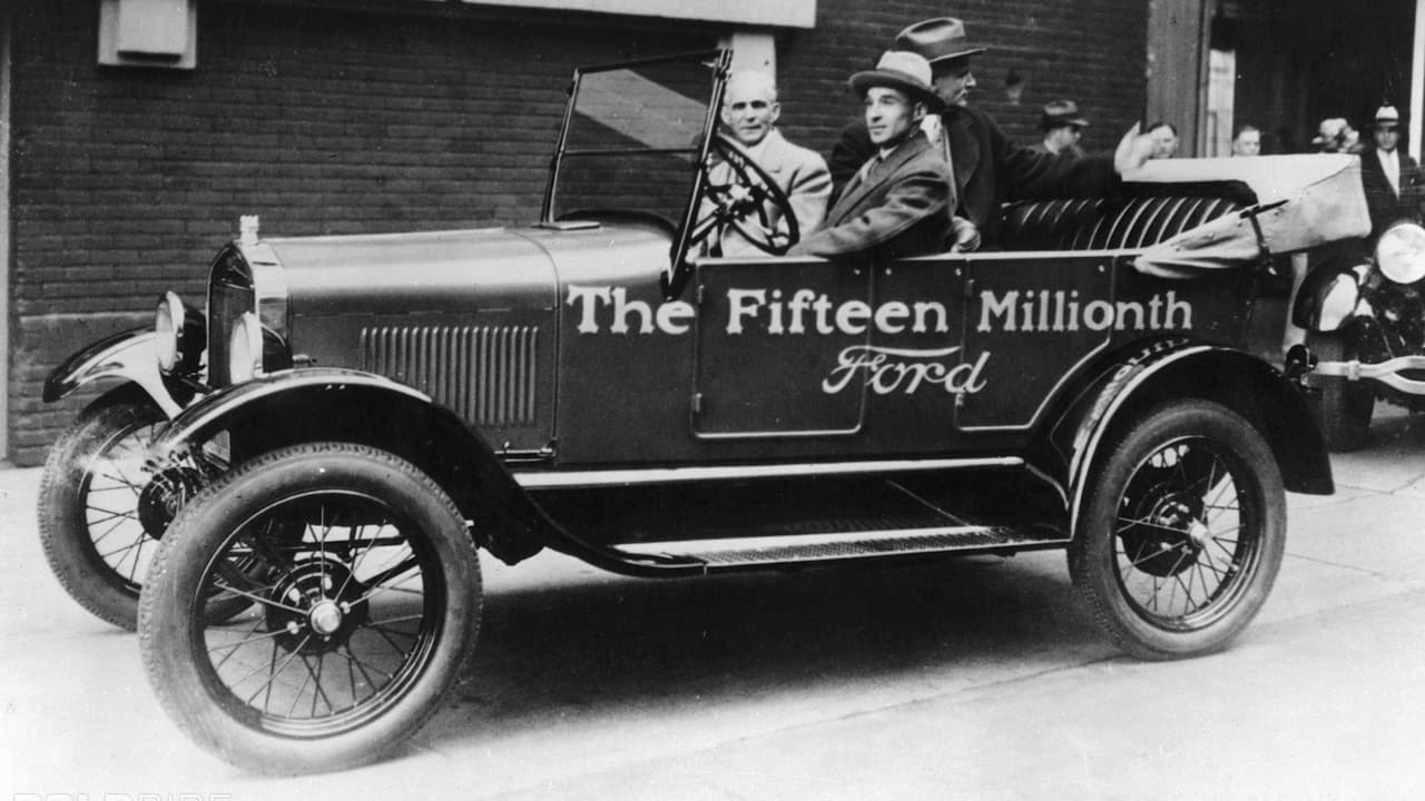 <h3 class="cms-h3-H3">9. Ford Model-T</h3>
<br>
<br>Henry Ford presentó el Modelo T en 1908. El éxito de este auto fue de tal magnitud que Ford tuvo que buscar una solución para poder satisfacer la demanda, lo que lo motivó a crear la primera línea de ensamblaje de automóviles. Ford bajó el precio del Model-T durante cada año de producción ya que las ganancias así se lo permitían. El Model T, no solo fue el carro que le puso ruedas al progreso en Estados Unidos sino que fue el primer vehículo producido a nivel mundial, con fabricas a través de todo el país así como en Canadá, Inglaterra, Argentina, Bélgica, Brasil, Dinamarca, España, Japón, México y Noruega. 
<br>
<br>En la imagen tomada el 26 de mayo de 1927 se ve a Henry Ford junto a su hijo Edsel (al volante) a bordo del Ford Model-T número 15 millones, recién construido en la planta de Ford en Highland Park, Michigan. Ford vendió más de
<b> 15 millones de unidades </b>del Model-T, pero hay historiadores que sospechan que el número final fue mucho mayor dada lo desastrosa que era la contabilidad de Ford a principios del siglo XX. El Ford Model-T es uno de solo dos modelos en entrar a esta lista con solo una generación construida.
<br>
<br>
<b>Año de estreno</b>: 1908.
<br>
<b>Año de salida</b>: 1927.