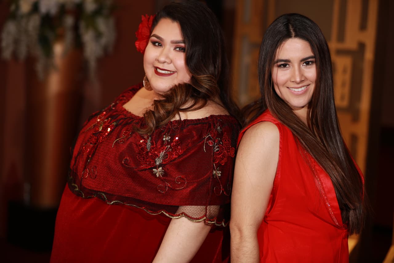 <a href="http://www.univision.com/shows/la-reina-de-la-cancion/al-chile-y-sin-editar-de-rojo-llegaron-estas-dos-y-la-pasion-de-ambas-estremecio-a-los-jueces-video">Briseida y Marcela estremecieron.</a>