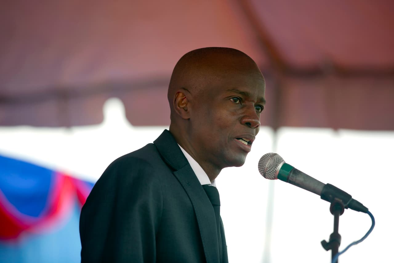 El presidente de Haití Jovenel Moise habla durante la ceremonia por el aniversario del temblor de 2010, en Puerto Príncipe, el 12 de enero de 2018. (AP Photo/Dieu Nalio Chery, file)