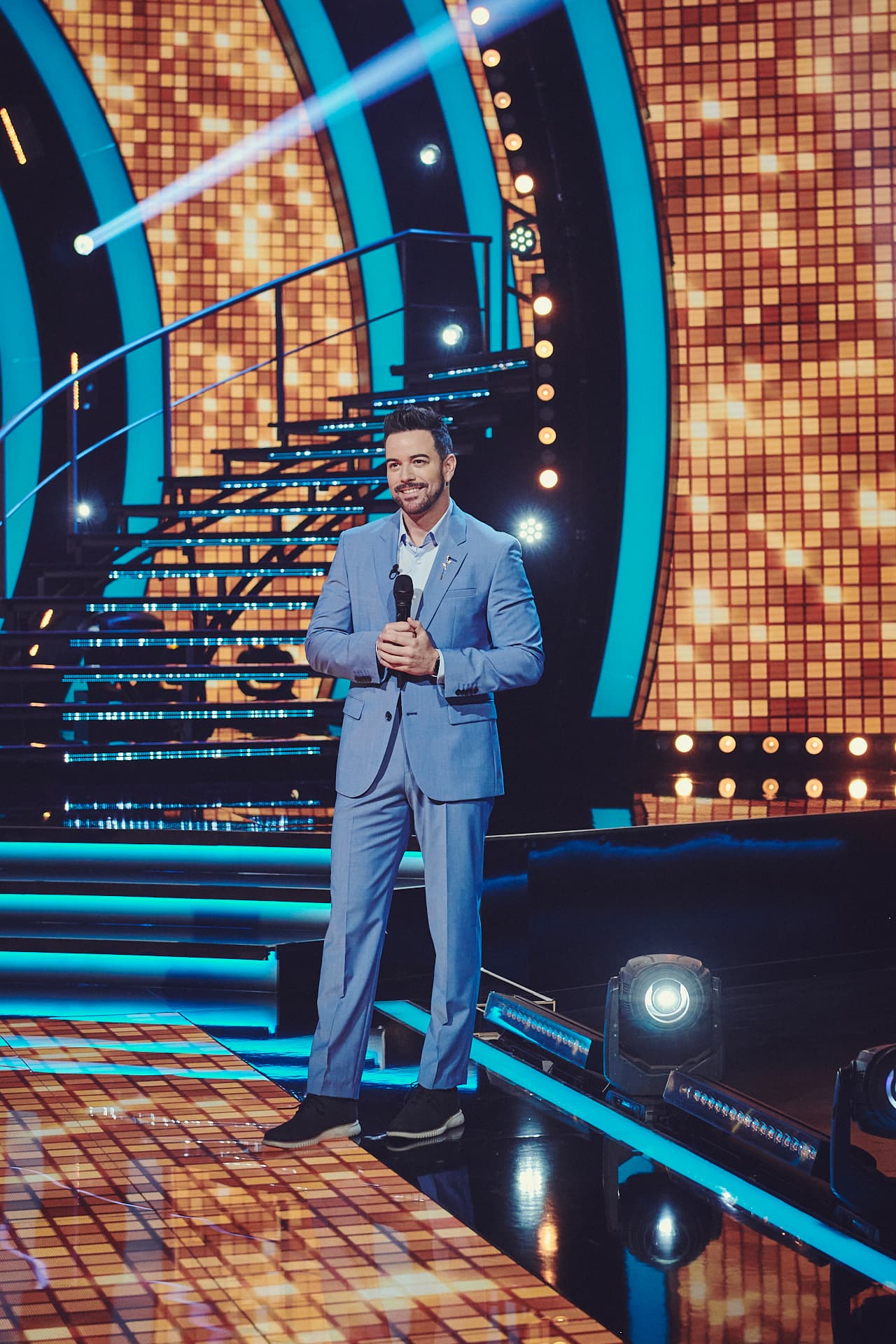 Mane de la Parra reflejaba frescura y jovialidad con un azul claro que resaltaba el colo de su piel.