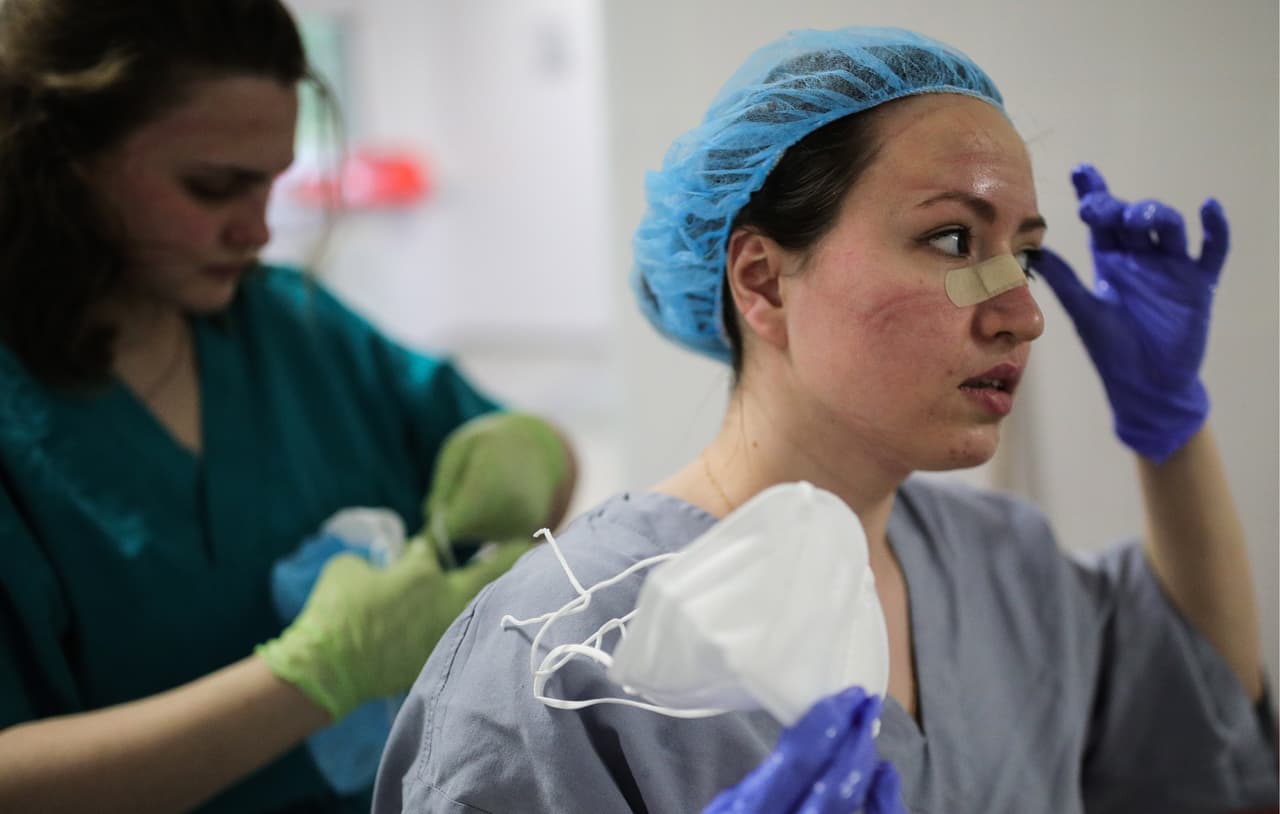 <b>Rusia: 631 trabajadores de la salud muertos por covid-19. </b>Es el cuarto país con más infectados, más de un millón, y al menos 67,000 fallecidos. El análisis de Amnistía advierte que es probable que estas cifras sean una subestimación significativa de las reales, debido a que muchos países no publican suficiente información. En la fotografía el personal médico de un hospital de Moscú se prepara para entrar al área donde tratan a los enfermos de covid-19, a finales de mayo.