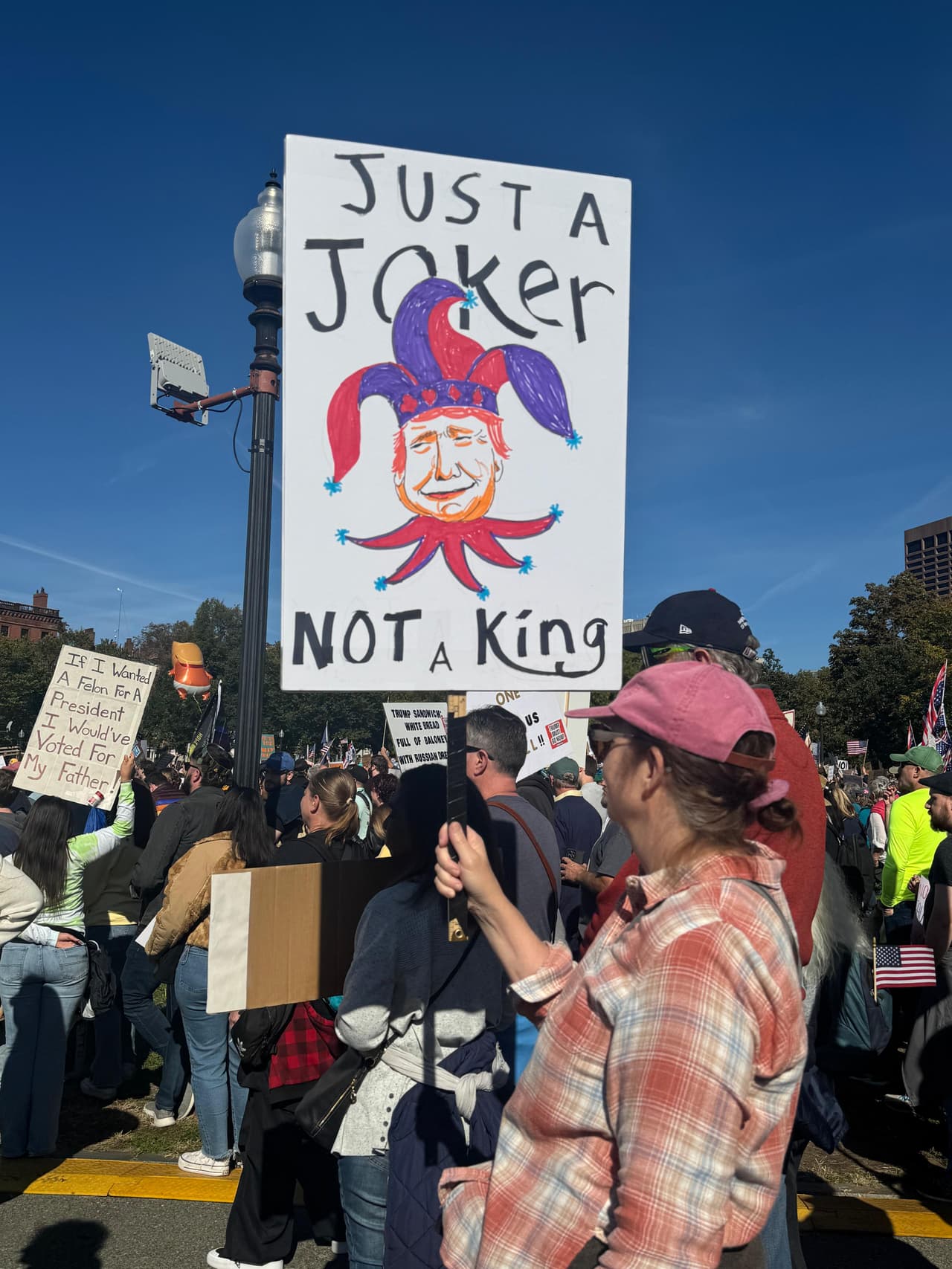 Durante la marcha y en los accesos, se observaron familias enteras, personas de todas las edades, diversidad de identidades y carteles creativos que mezclaban temas de democracia, inmigración, derechos civiles y rechazo al exceso de poder.