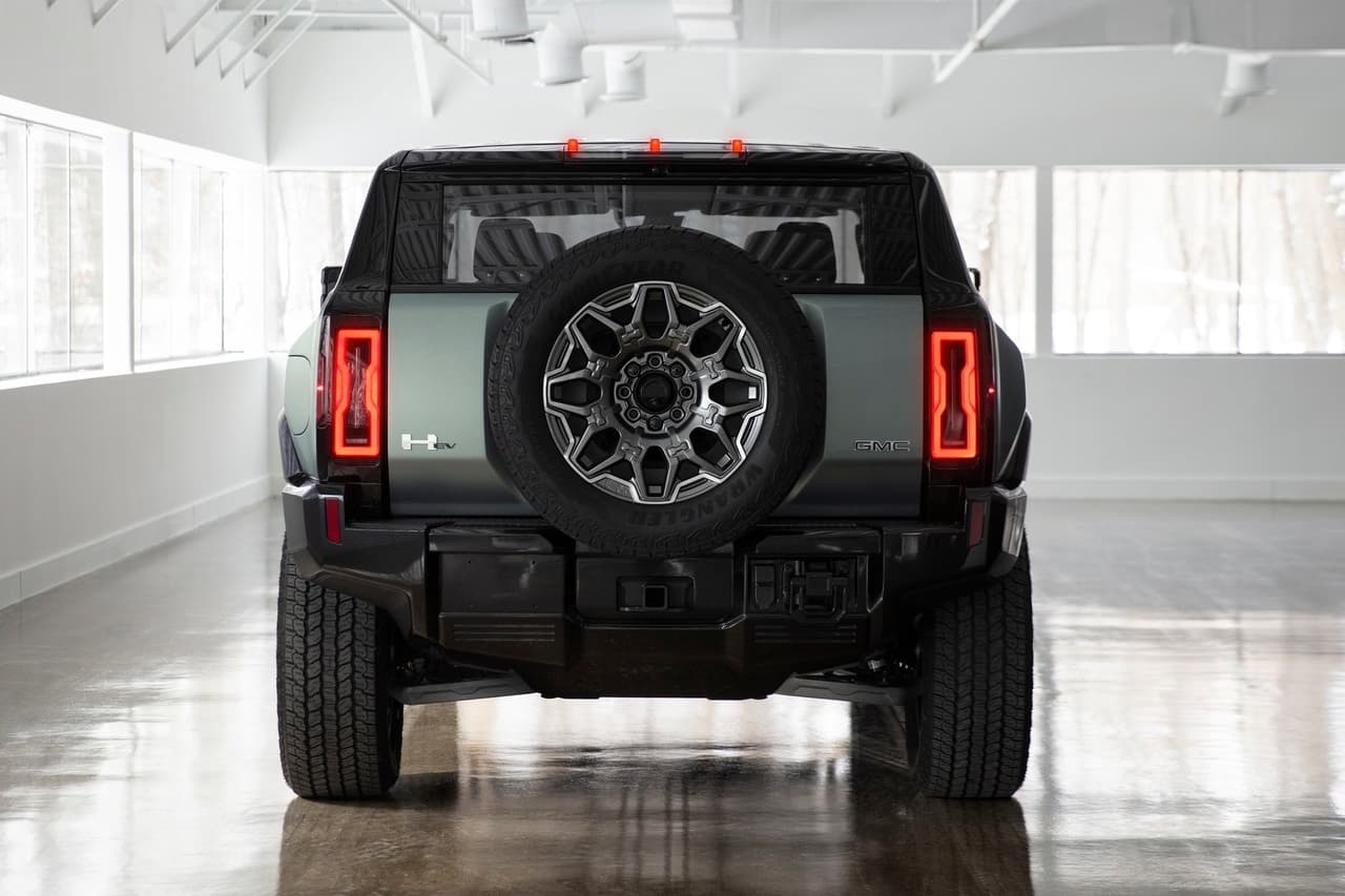 La Edition 1 será la primera en llegar a los concesionarios de Estados Unidos a partir del primer trimestre de 2023 con una etiqueta inicial de 105,595 dólares, aunque este incrementa a 110,595 dólares si incluye el Extreme Off-Road Package enfocado a quienes buscan aventuras más allá del asfalto.
<br>