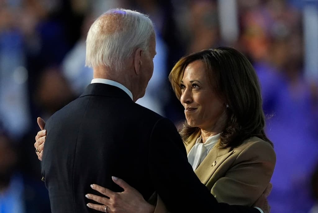 Harris recibe un doble testigo: de Biden y de Hillary Clinton, al inicio de la Convención Nacional Demócrata