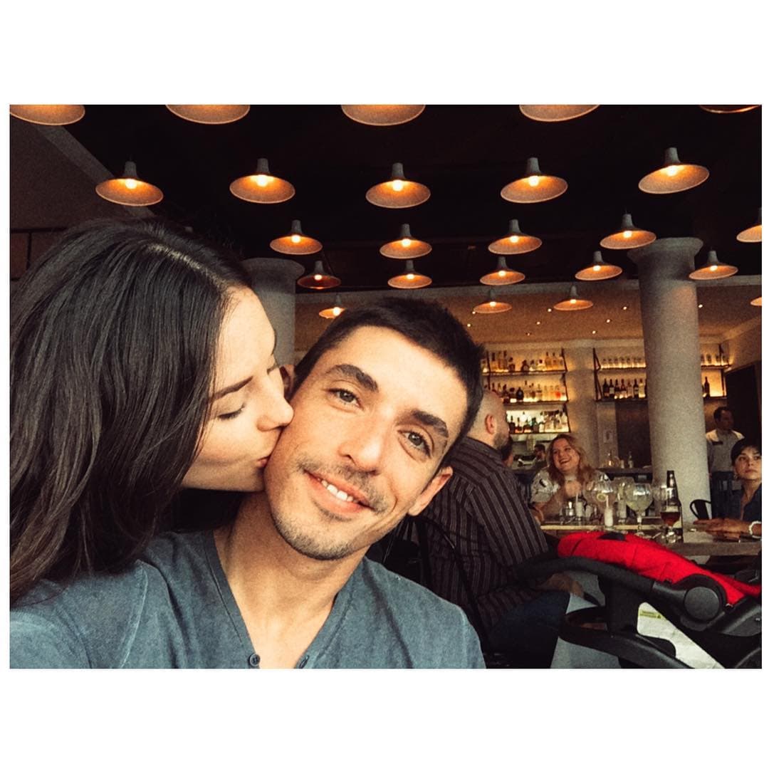 Ahora los besos son más frecuentes entre la pareja y las sonrisas se han multiplicado en sus redes sociales, pues su amor es imposible de ocultar.