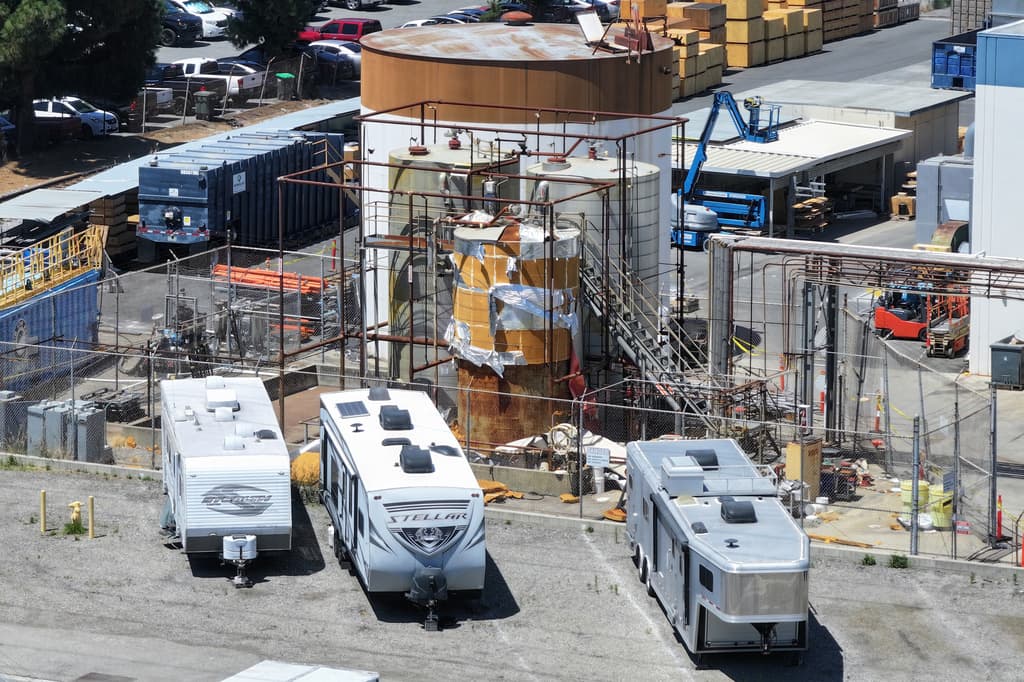 Además de la pesquisa federal, la Fiscalía del Condado de Orange realiza una investigación penal. Su portavoz, Kimberly Edds, informó que se envió una carta a la empresa para preservar evidencias y evitar su alteración o destrucción. En paralelo, una docena de personas y negocios evacuados presentaron demandas contra la compañía. Algunos residentes reportaron olores intensos, irritación respiratoria, dolores de cabeza y mareos.