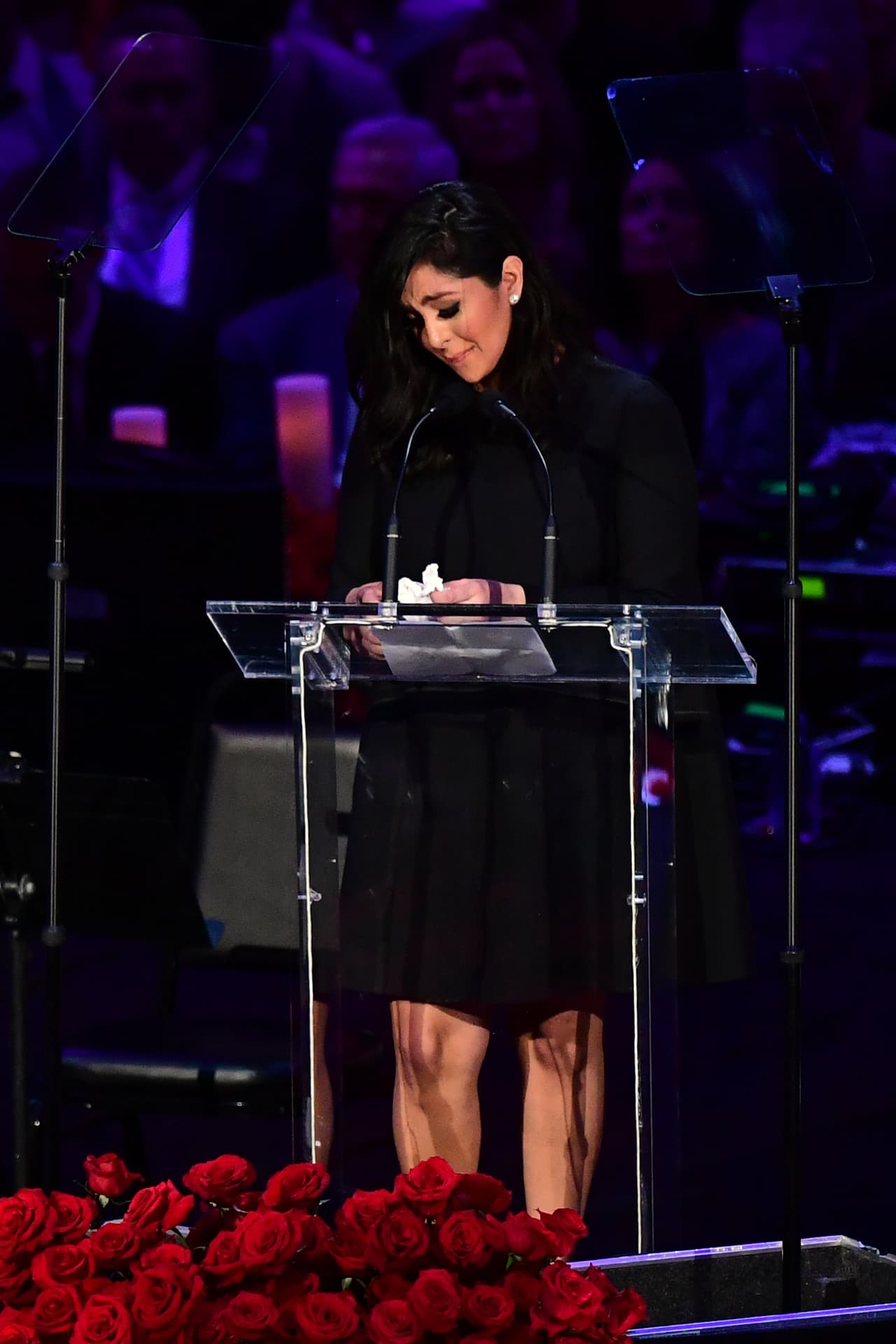 “Kobe era mío, era mi todo. Kobe y yo estuvimos juntos desde que yo tenía 17 años y medio. Fui su primera novia, su primer amor, su esposa, su mejor amiga, su confidente y su protectora”, inició
<b>Vanessa</b> al referirse a su marido.