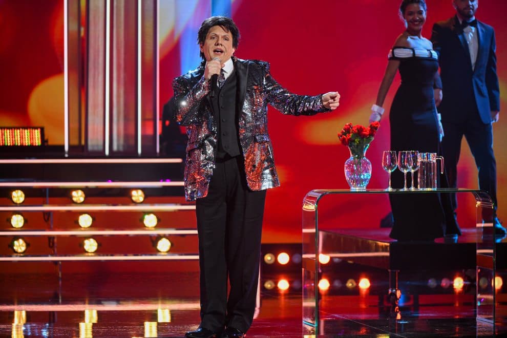 El cantante mexicano se llevó el triunfo en el segundo programa por su gran transformación como'El Divo de Juárez' cantando el tema 'Querida'.