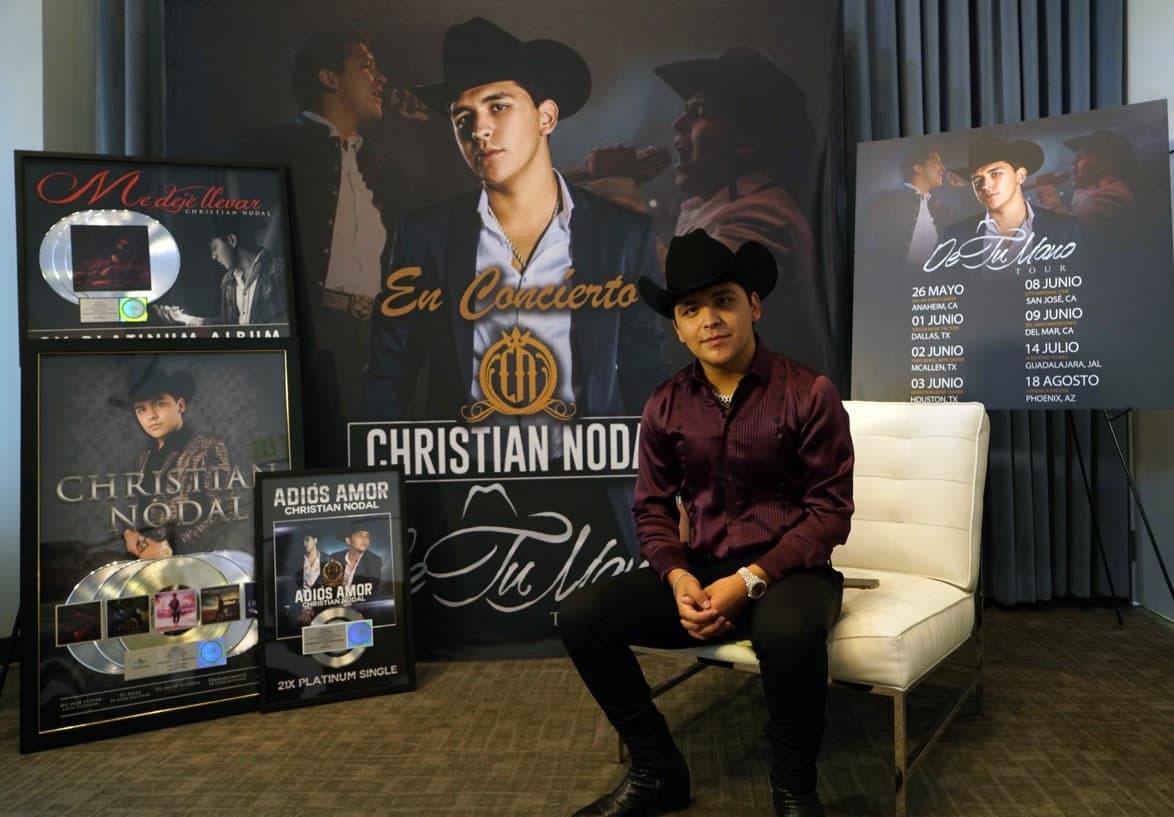 El pasado viernes 25 en Los Ángeles, California, Christian Nodal fue sorprendido por su casa discográfica al hacerle entrega nada menos que de ¡33 Discos de Platino y uno de Oro!, por las altas ventas en los Estados Unidos de su álbum debut "Me Dejé Llevar".