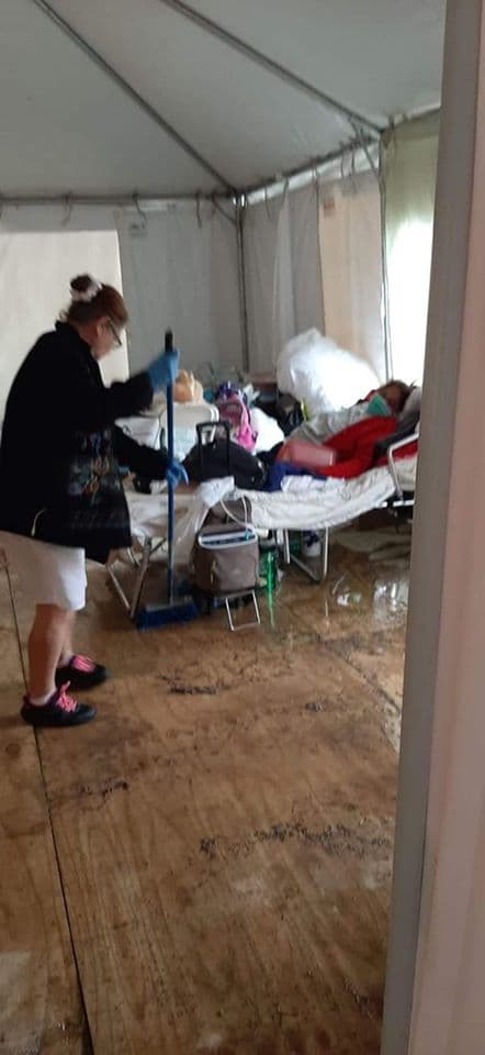 Los refugiados trataron de salvar sus pertenencias.