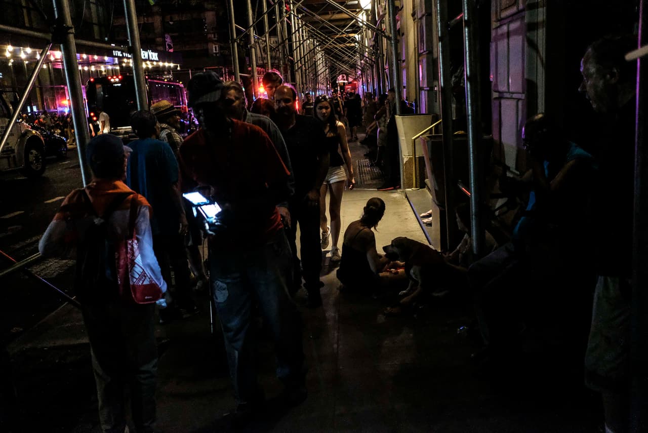 NUEVA YORK, NY - 13 DE JULIO: La calle 43 Oeste se ve durante el apagón. (Foto de Byron Smith/Getty Images)