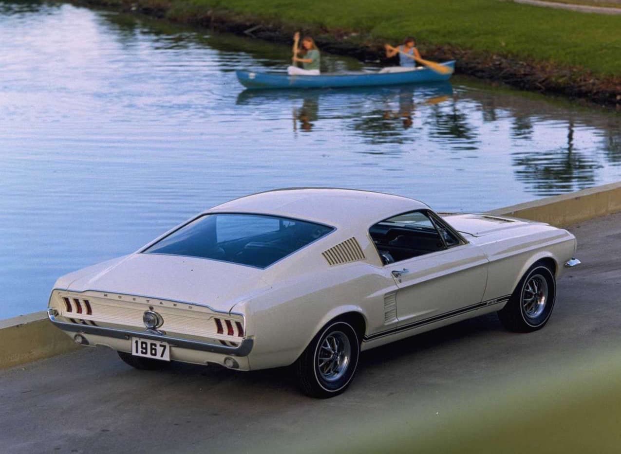 La línea fastback era aún más radical en el
<b>Ford Mustang de 1967</b>. Esta vez la línea del techo no caía antes del borde posterior del maletero sino que abarcaba toda su tapa muriendo con ella acentuando la sensación visual de movimiento perpetuo del modelo.