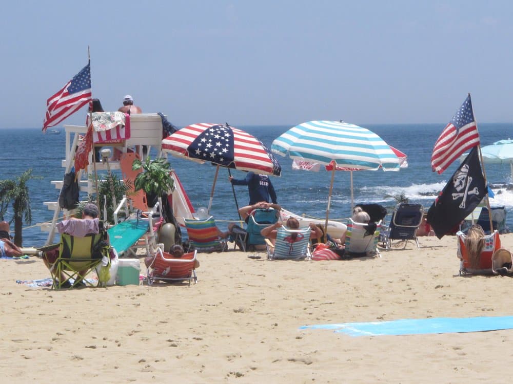 Las banderas se alinean en la playa en Belmar, Nueva Jersey.