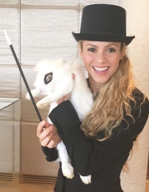 Shakira ama los sombreros, por eso sorprendió con uno de mago para realizar su mejor truco.