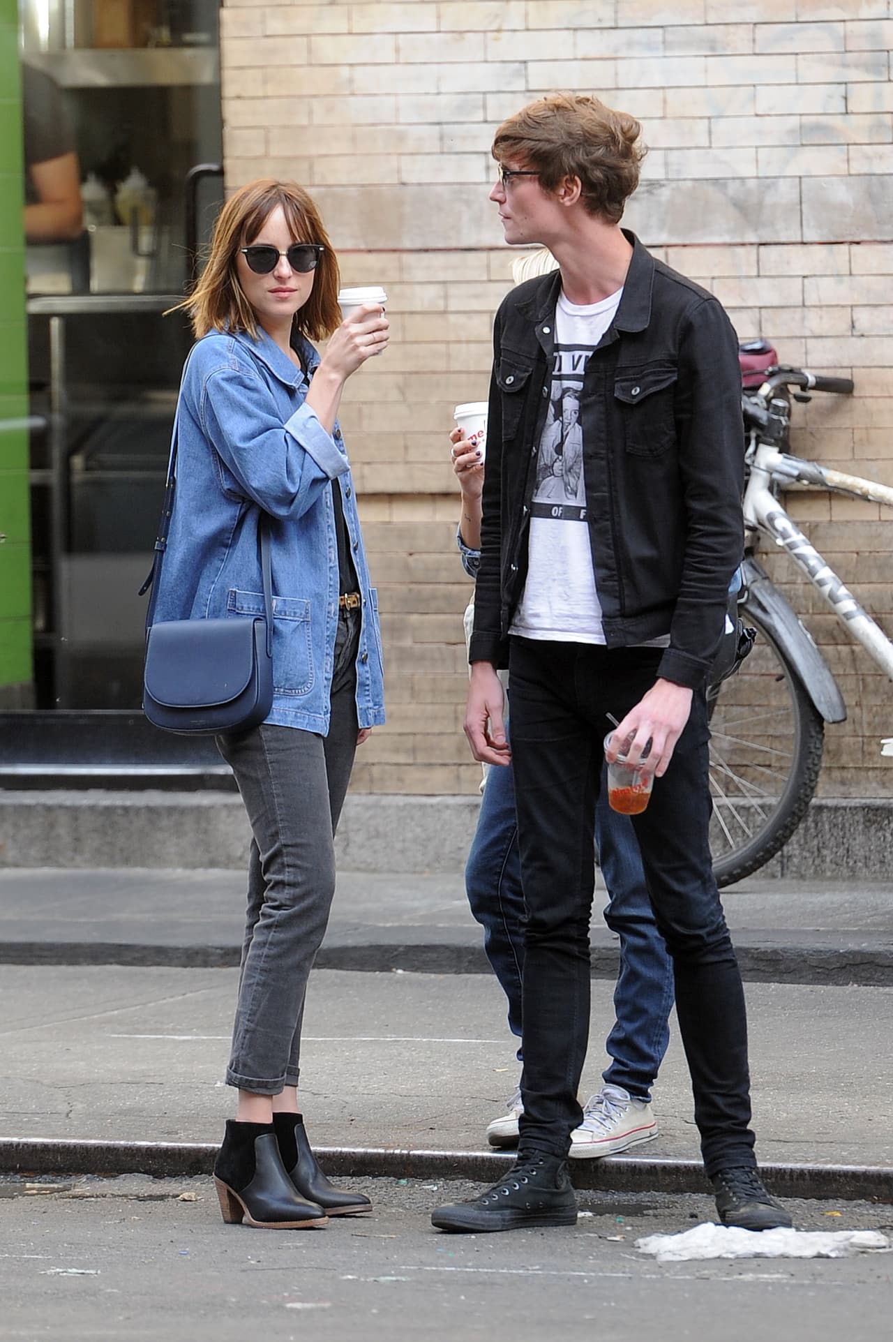 Hay algunos que combinan texturas, Esta combinación de ante y cuero le da un toque diferente a todo tu 'look', aunque este sea simple, pero hay que recordar que esta simpleza, muchas veces resulta todo un acierto.