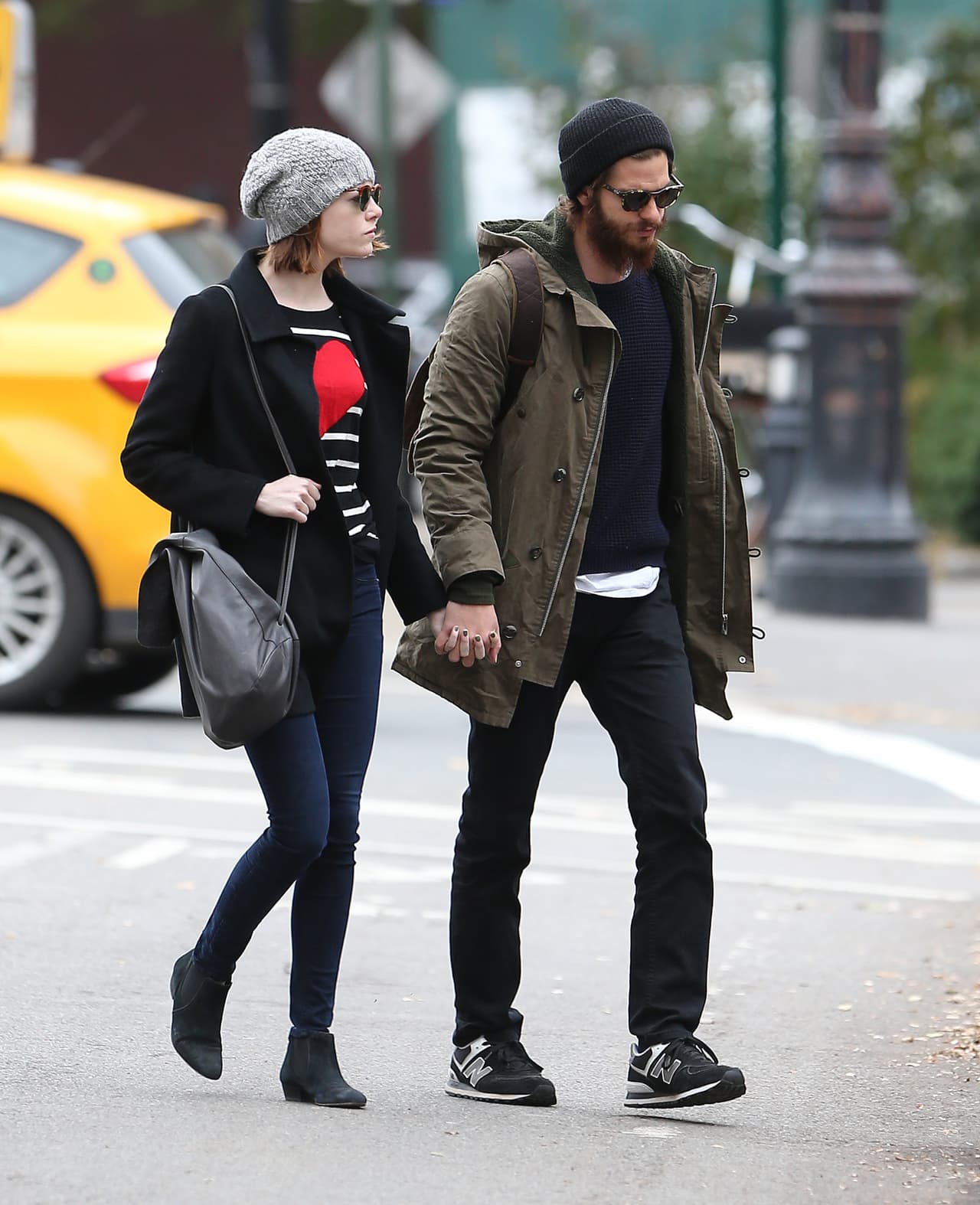 Emma Stone en cambio prefiere la comodidad ante todo, su estilo se caracteriza por ser ser súper neutro y sin ostentaciones. Ella optó por unos en ante lisos y con un tacón súper bajito. Sí tus días son muy movidos y caminas bastante, estos botines son los adecuados.