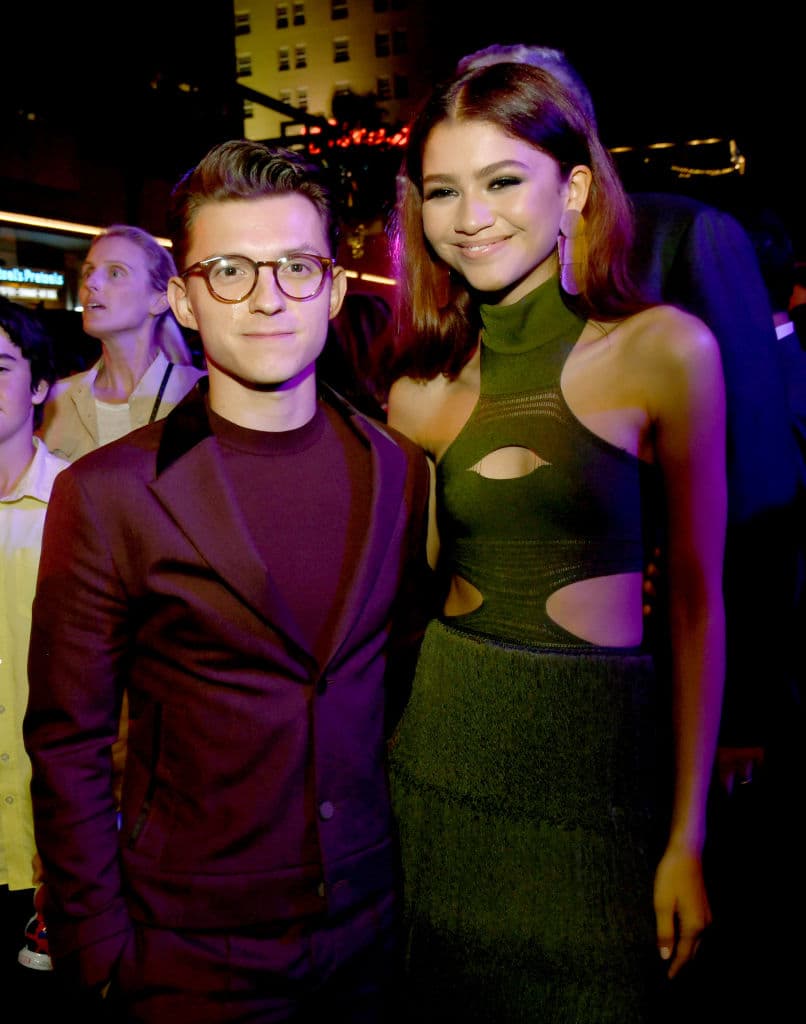 Su novio, el actor Tom Holland, compartió una foto de la actriz en el evento y con un emoji de ojos de corazón escribió: “Nooo ya basta. Un logro increíble para la persona más increíble. Felicidades @zendaya y @luxurylaw, ustedes se merecen cada pedazo de esto”.