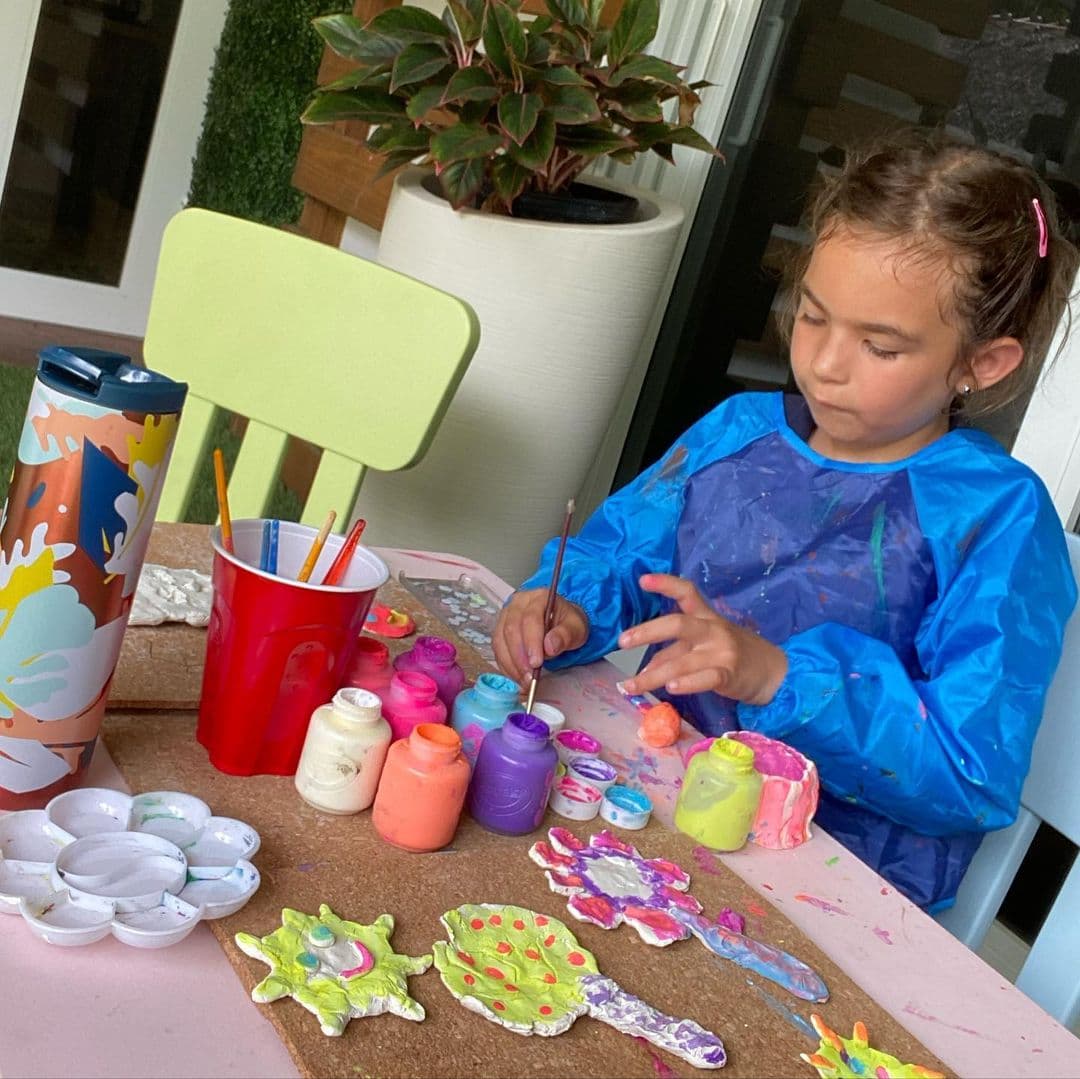 Durante la cuarentena por el covid-19 desarrolló habilidades en el arte y en varias ocasiones ha montado sus propias galerías en casa. Sus papás están muy orgullosos de todos sus talentos.