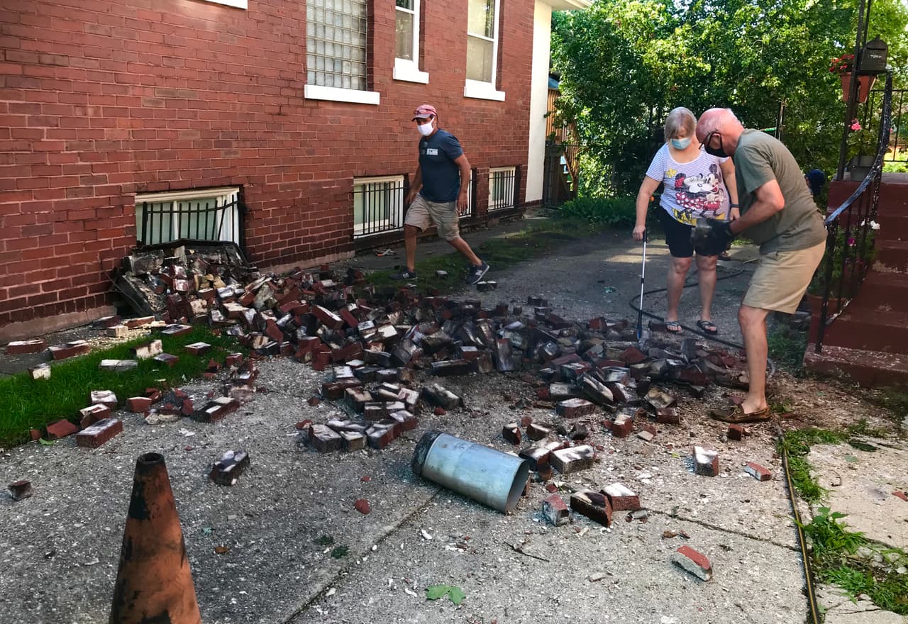 En algunos sectores de Chicago, como en el vecindario de Rogers Park, el daño fue extenso y esta mañana los vecinos se unieron para realizar tareas de limpieza.