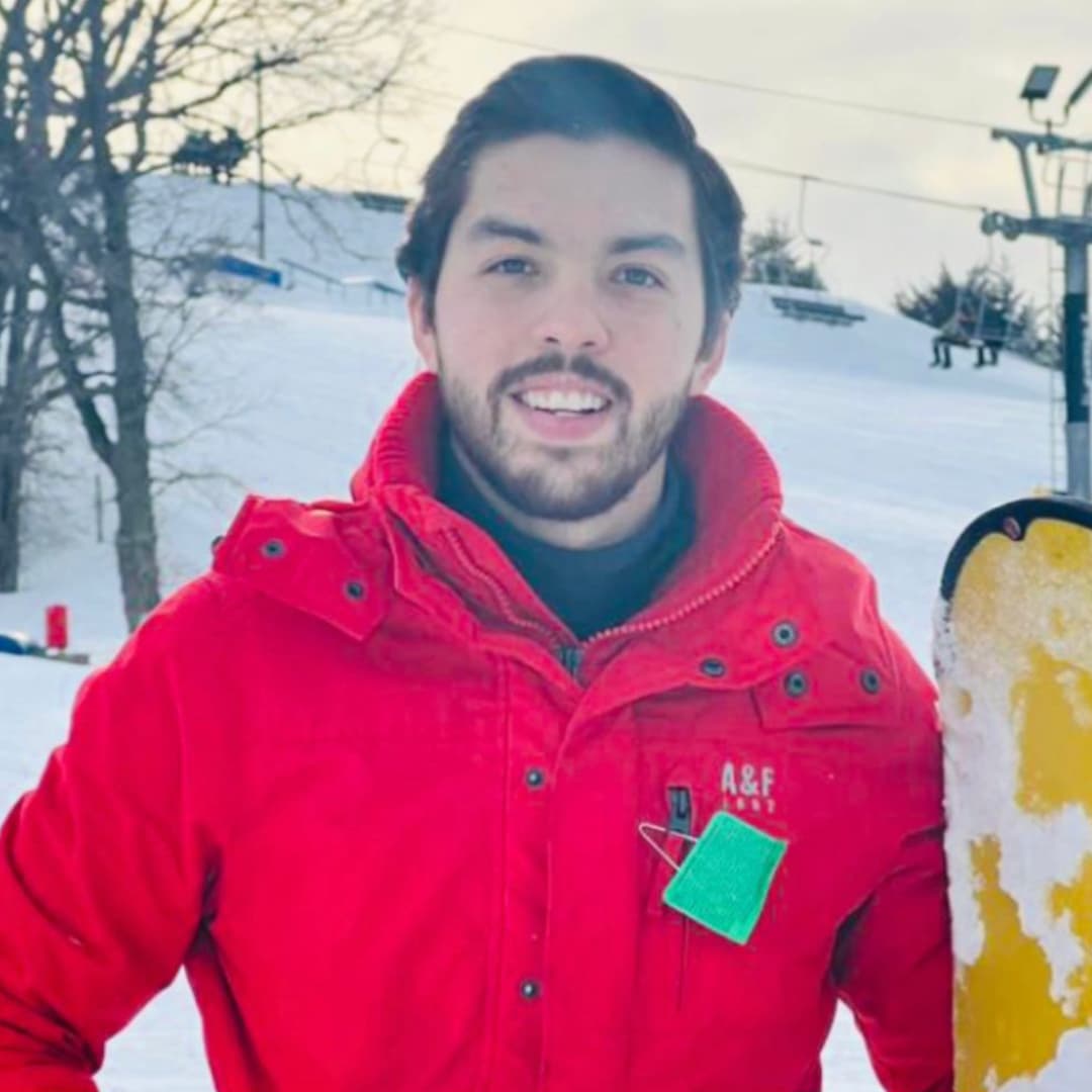 Por otra parte tenemos a
<b>Carlos H.</b>, mexicano que a sus 28 años está en la búsqueda del amor verdadero. Él es psicólogo, reside en Omaha, Nebraska, y podría ser una gran compañía en el bar de
<b>Pietro</b>.