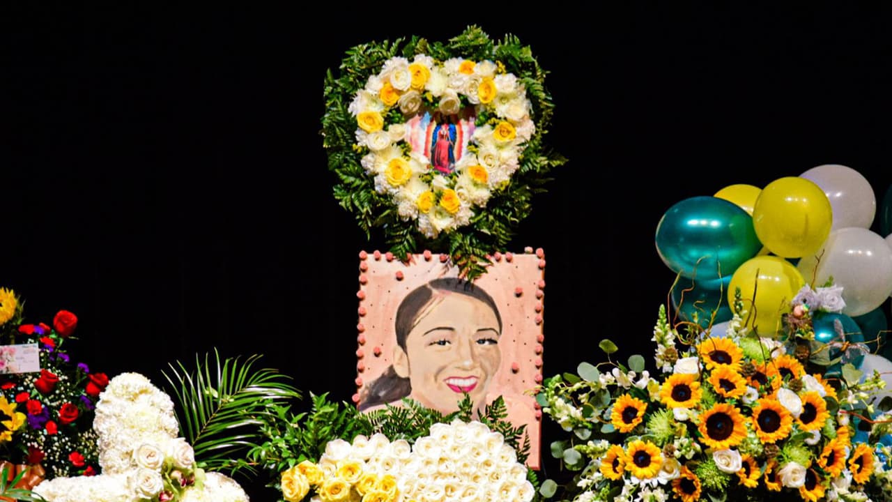 En el auditorio de la preparatoria Chávez se han colocado arreglos florales y fotos de Vanessa Guillén.
