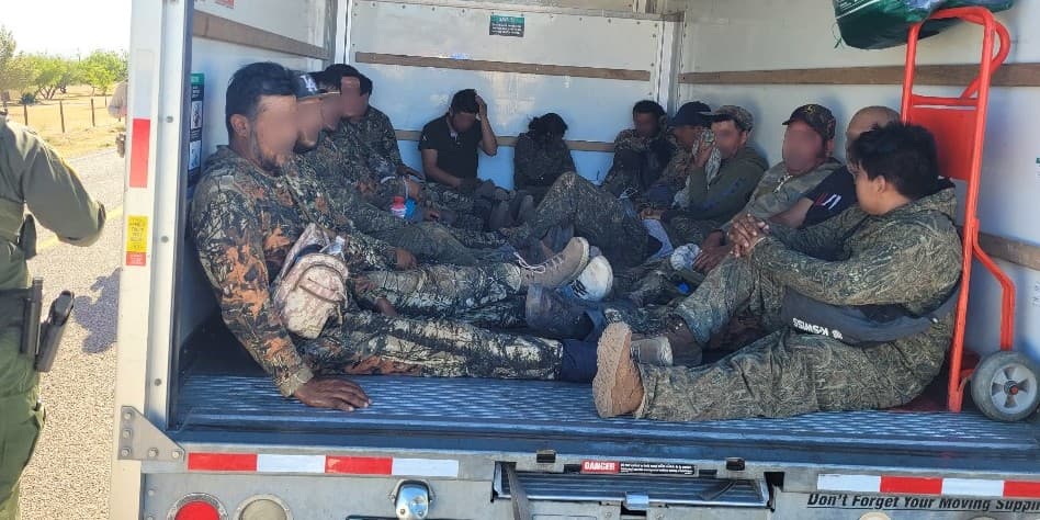 Un grupo de 16 inmigrantes indocumentados fueron detenidos por Sonoita, viajaban en el área de carga de un camión de Uhaul. Las temperaturas en Arizona superan los 100°F. Un migrante en el grupo dijo tener 16 años. Dos ciudadanos estadounidenses enfrentan cargos criminales.