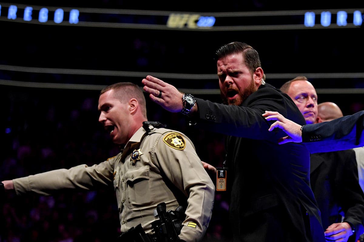 El personal de seguridad del evento y la policía de Las Vegas trabajaron para recuperar el control luego de la batalla campal. Hubo varias personas arrestadas por los hechos.