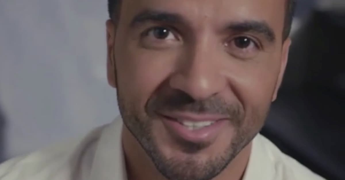 El cantante puertorriqueño fue contratado por la compañia de turismo de Puerto Rico para ser su embajador y promocionar la isla.