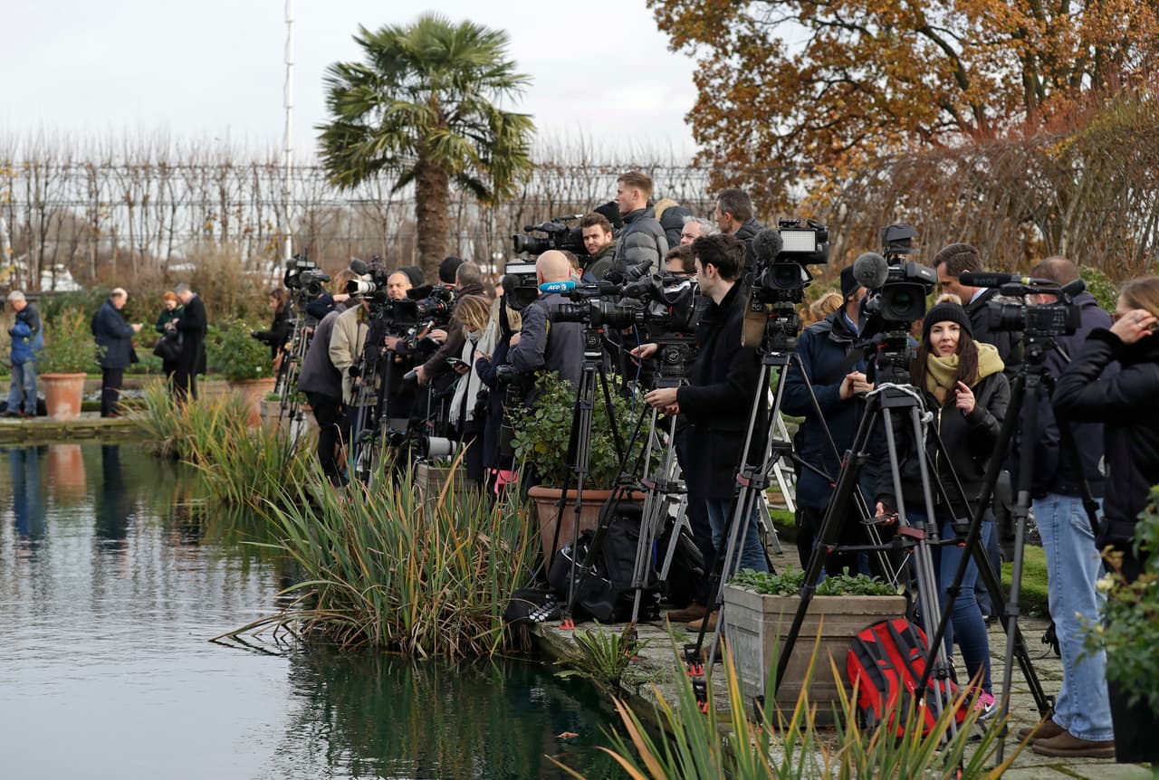 Cientos de fotógrafos esperaban en el jardín para sacar la fotografía oficial del compromiso que abre un nuevo capítulo de amor para la Casa Real.