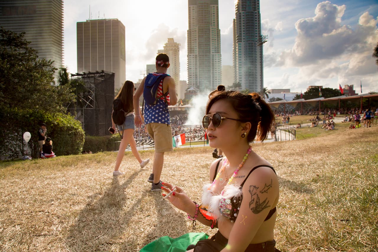 Ir en bikini es un mandato en el Ultra, puede parecer un poco raro cuando se les ve llegar por las calles aledañas del Bayfont Park, pero una vez estando adentro, todo hace sentido: el calor y la fiesta solo son soportables con minúsculas piezas.