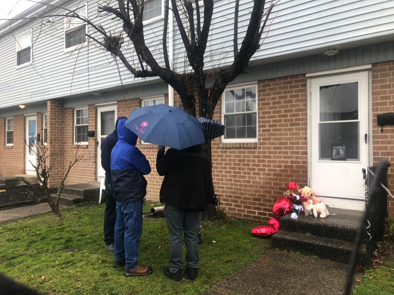 Vecinos y familiares se reunieron afuera del complejo el 6 de febrero con globos y flores.
<br>