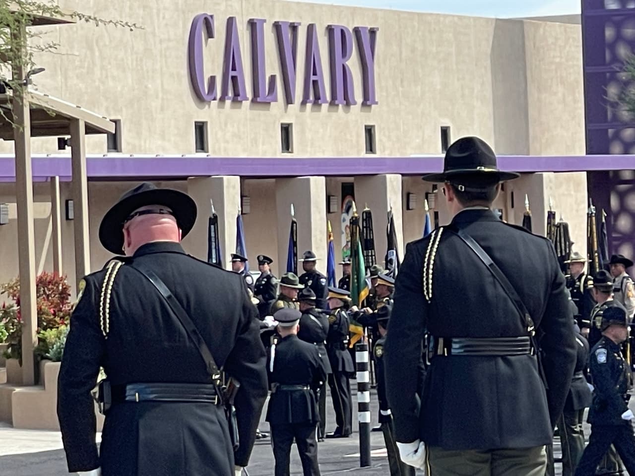 La ceremonia se llevó a cabo en la capilla Calvary al este de Tucson, en donde cientos de oficiales locales, estatales y federales le dieron el último adiós al agente.
