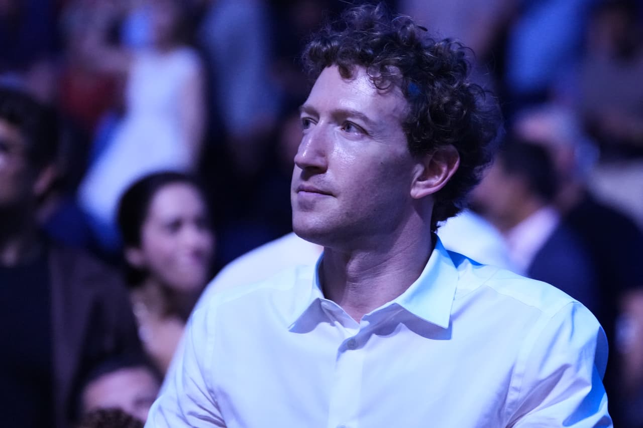 <b>6. Mark Zuckerberg (Meta)</b>
<br>
<br>Mark Zuckerberg, de 42 años, tiene una fortuna estimada en 192,000 millones de dólares y ocupa el sexto puesto. Creó Facebook en 2004 cuando tenía 19 años y estudiaba en Harvard. Su proyecto buscaba en los inicios generar comunidad y que las personas se reconocieran en el campus, y se convirtió en un imperio de redes sociales.
<br>
<br>Meta Platforms agrupó las exitosas Facebook, Instagram, WhatsApp y otros negocios. Zuckerberg posee alrededor del 13% de las acciones de Meta y continúa al frente de la compañía.
<br>
<br>En los últimos años se ha visto envuelto en polémicas por los informes internos en los que la compañía reconocía que causaba daños a la salud mental de los adolescentes. En la imagen, se muestra a Zuckerberg, asistiendo al evento de Trump UFC Freedom 250 en la Casa Blanca, el domingo 14 de junio de 2026. (Foto AP/Alex Brandon)