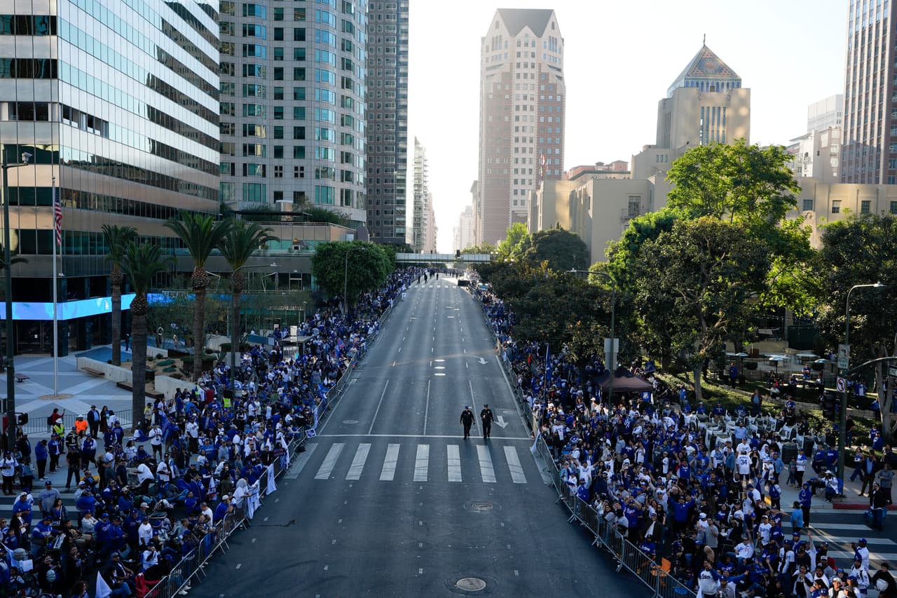 Autoridades dijeron anteriormente que reabrirán las calles del centro de Los Ángeles a la 1:00 de la tarde, lo cual parecería imposible ante la descomunal asistencia de los fanáticos de los Dodgers.