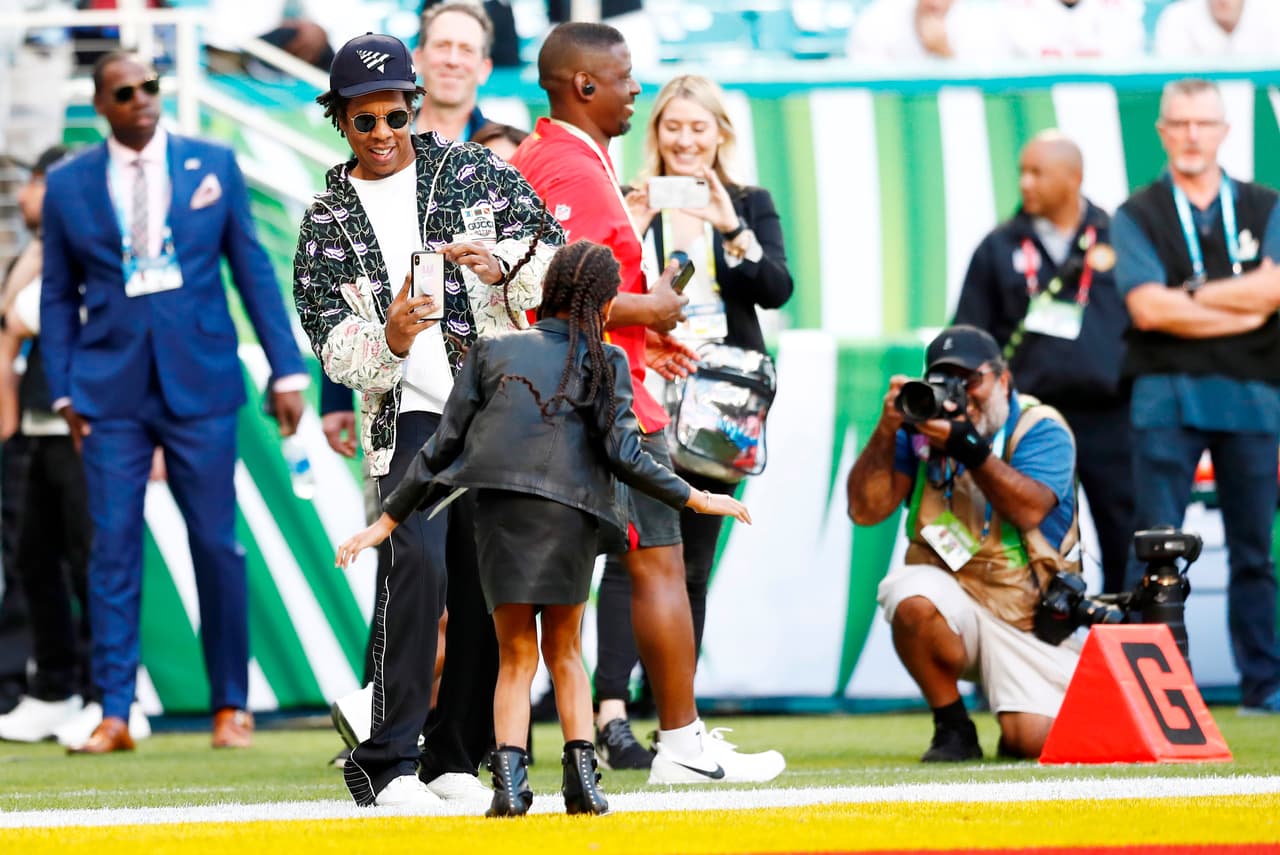 Conste que Blue Ivy le pidió a su papá que le tomara una foto en el campo de juego donde los 49ers de San Francisco se disputarán el trofeo Lombardi con los Chiefs de Kansas City.