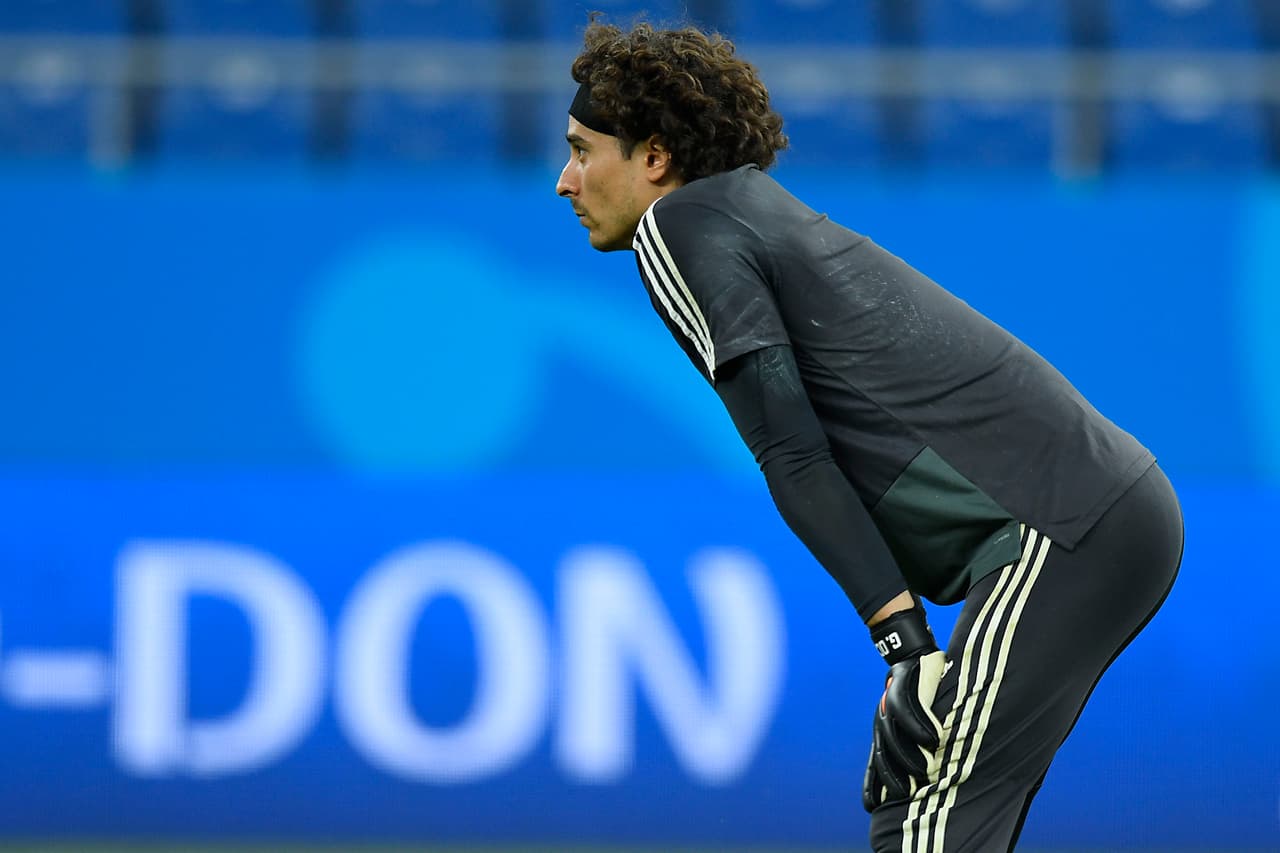Guillemo Ochoa atendiendo a las acciones del entrenamiento final para que México enfrente a Corea del Sur buscando sumar puntos que acerquen al Tricolor a la clasificación a segunda fase.