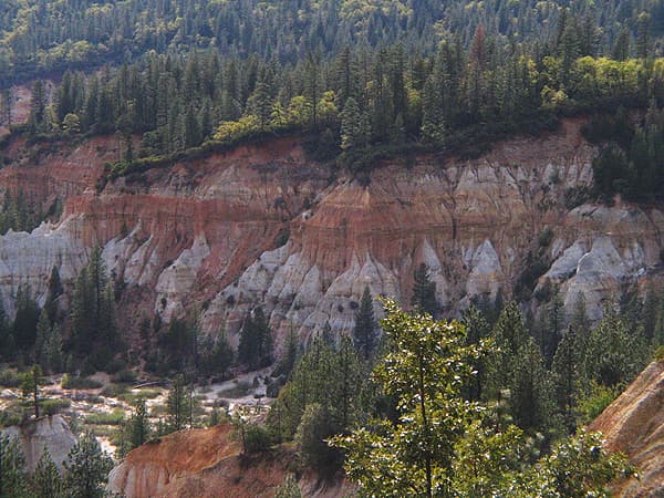 <b>Malakoff Diggins, </b>a 77 millas al noreste de Sacramento.
<br>Un sitio histórico por su conexión con la "fiebre del oro en California", el área consiste en pueblos antiguos, sitios para campar y senderos por las zonas boscosas.