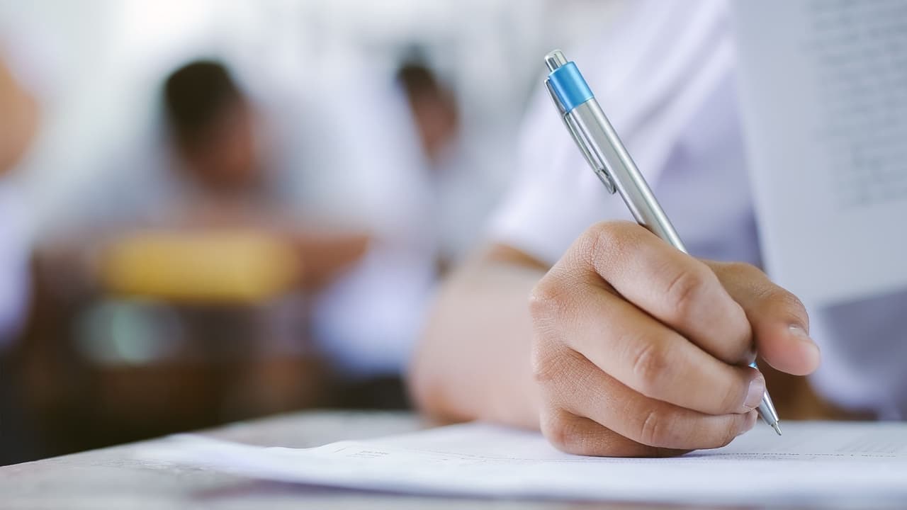 <h3 class="cms-H3-H3">Preguntas comunes </h3>
<br>
<b>¿Cuándo desaparece el STAAR? </b>En el ciclo 2027–2028.
<br>
<b>¿Este año ya no habrá STAAR? </b>Sí habrá. Hasta 2026 se mantiene. 
<br>
<b>¿Los resultados serán más rápidos?</b> Esa es la promesa: retroalimentación en menos de dos días.