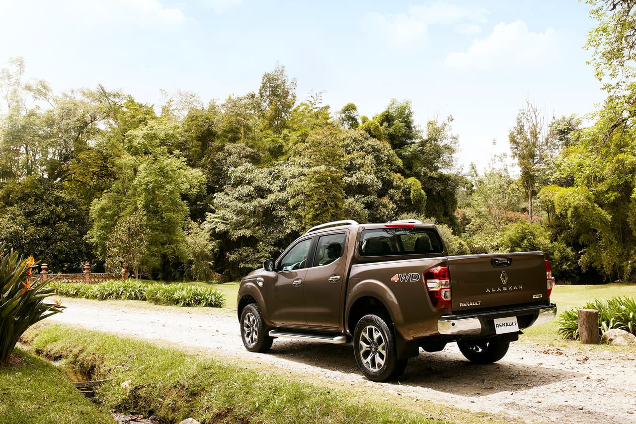 Para su salida al mecardo, Renault dota la Alaskan con dos motorizaciones diesel, 1.6 y 2.3 litros, ambas con doble turbocargador, tanto en tracción simple como integral. Se fabricará a partir de 2018 en una planta que la firma tiene en la ciudad de Santa Isabel, Córdoba, en Argentina.