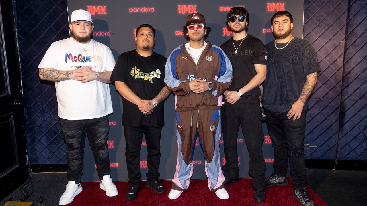 Fuerza Regida lanza gorras exclusivas para apoyar a migrantes afectados por redadas de ICE en California