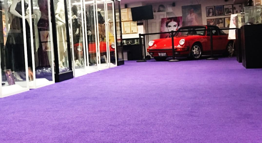 El Porsche 911 Targa 1986 cuenta con un 
<b>motor bóxer seis cilindros de 228 caballos de fuerza</b> y 209 libras pie de torque, acompañado de una transmisión manual de cinco velocidades. Su velocidad máxima es de 152 millas por hora y logra una aceleración de 0 a 60 mph en 6.1 segundos. Un ejemplar en buenas condiciones actualmente puede alcanzar un precio cercano a los 42,000 dólares.