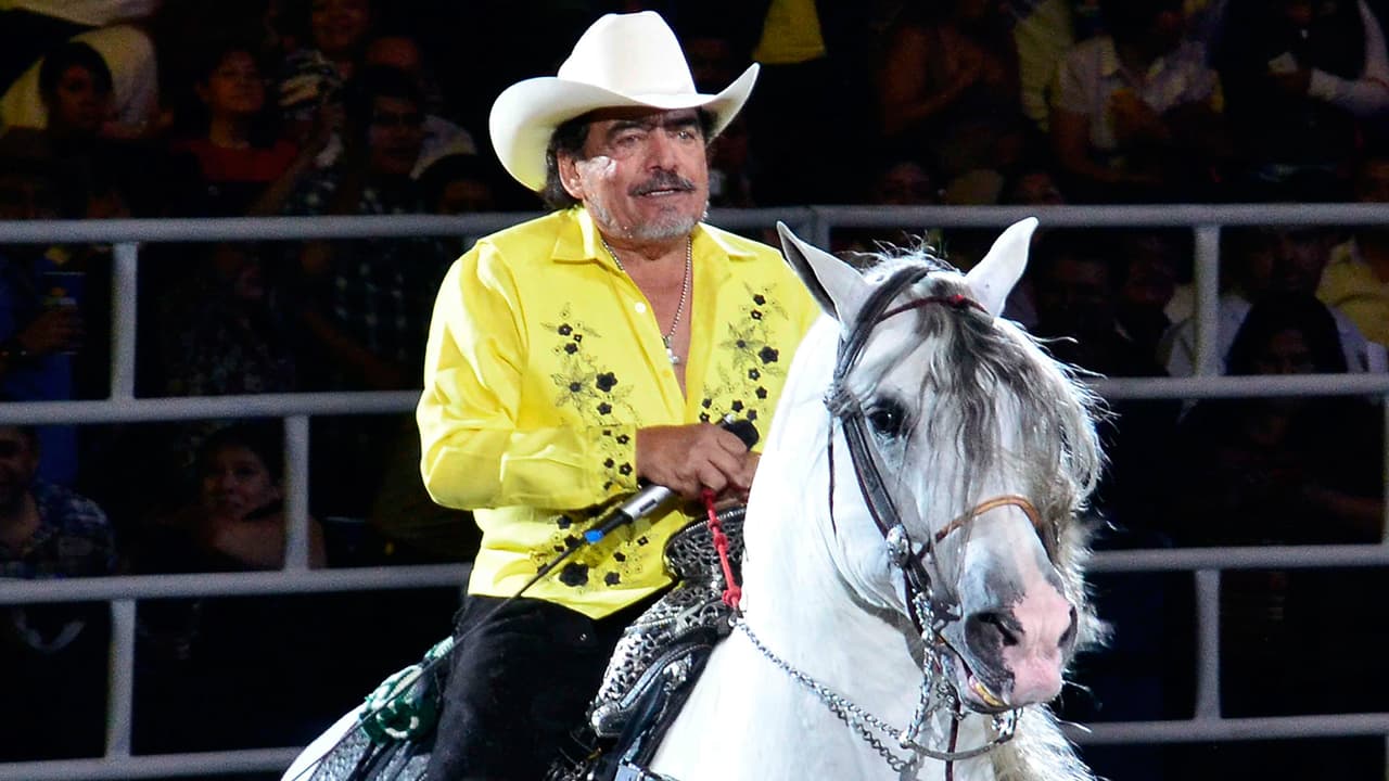 En 2014 Joan Sebastian cambió sus tratamientos y dijo 'basta' a las quimioterapias. El cantante recurrió a tratamientos alternativos como la medicina naturista, détox y tratamientos de células.