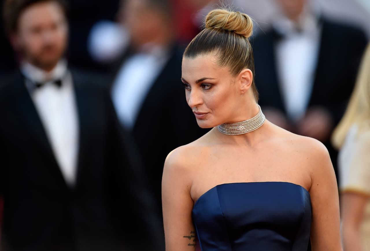 La actriz italiana Sveva Alviti apareció en la alfombra con un vestido azul marino de corte imperial.