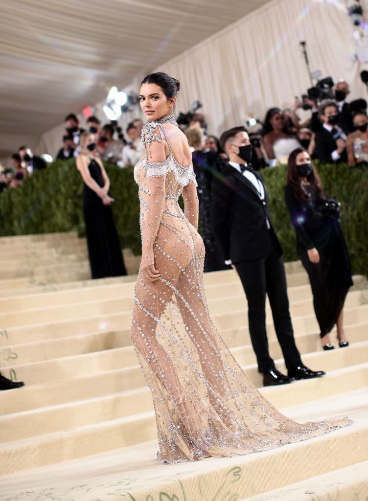 Kendall Jenner, siempre muy elegante y sensual, con un vestido transparente que deja poco para la imaginación.