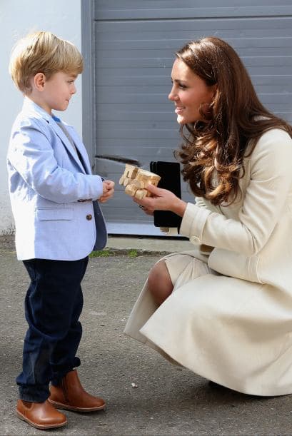 Fue recibida por los actores más pequeños de la serie, aquí con Oliver Barker, quien le dio un trenecito de madera para el principito George.