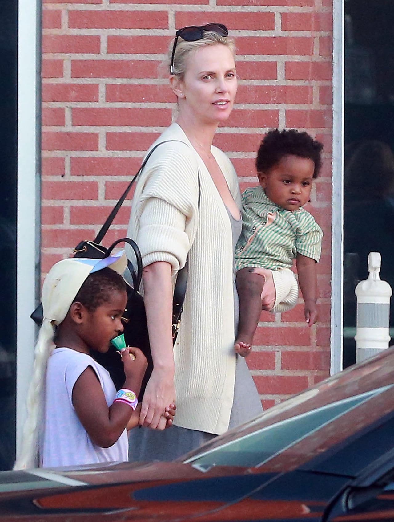 Charlize Theron adoptó a dos pequeñitos: Jackson y August.