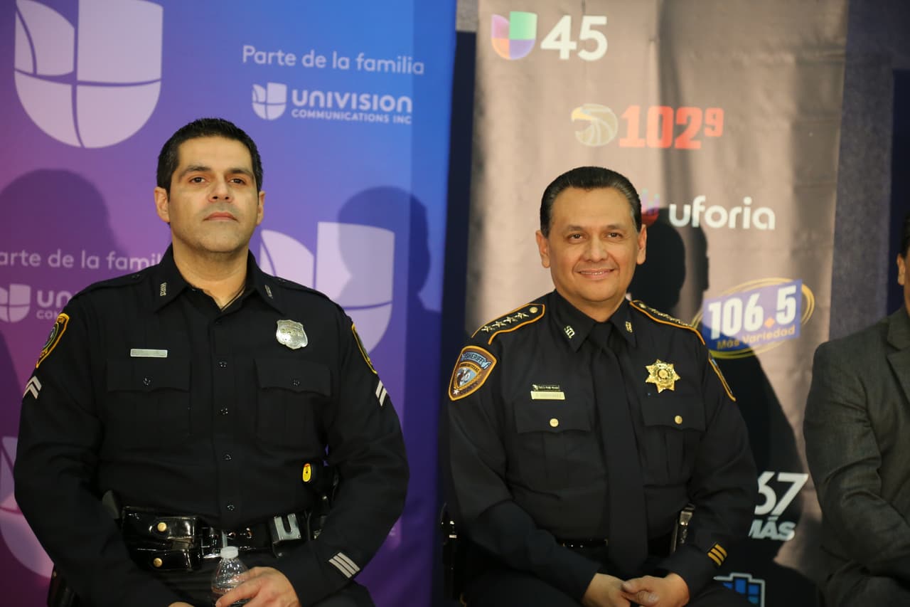 Rafael Pantoja (a la izquierda) asistió al foro en representación del jefe de la policía de Houston, Arturo Acevedo, y siempre respaldó la promesa del Departamento de no perseguir a quienes se están ganando la vida dignamente.